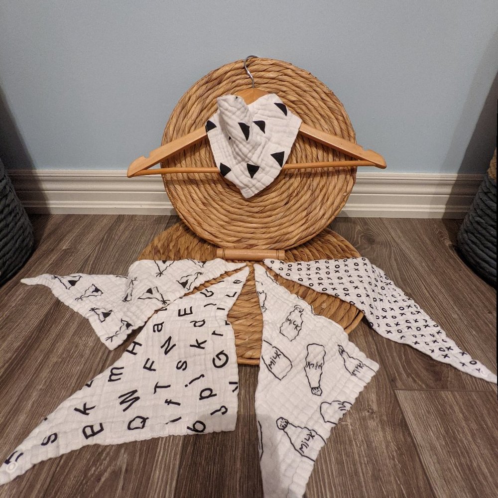 [KIDS 2/$20] NWOT Baby- 5pk Bandana Bibs Gauze (Black/White)